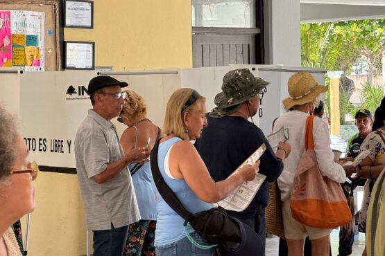 Trabajadores de Tren Maya acuden a votar en casilla especial de Playa del Carmen